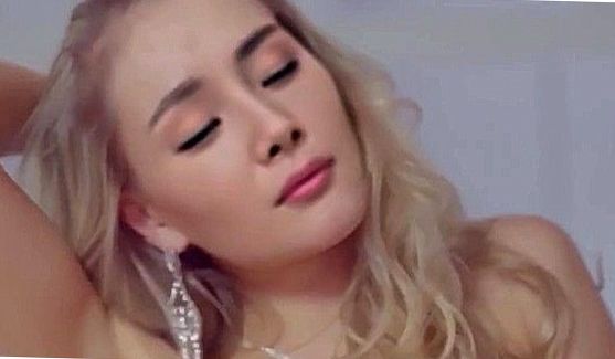 Оттрахал сначала на кухне, а потом перетащил в спальню, порно видео