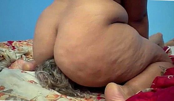 Дама с большими бедрами трахнулась на заднем сидении, порно видео