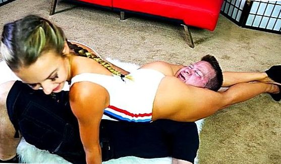 Рыжая телочка играла в приставку, а в этот момент её мужик захотел дернуть её в анус, порно видео