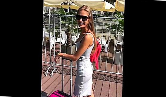 Пока Ава ждала своего парня, она мастурбировала, сидя на лестнице, порно видео