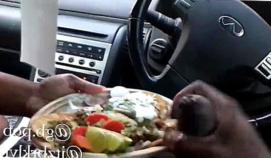 Три шалавы пришли к трем горячим самцам и занялись с ними шикарным групповым сексом на большом диване, порно видео