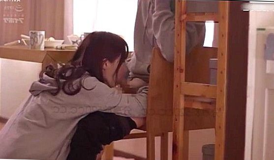 HD Порно: Она хвастается большими грудями с проколотыми сосками и своей подтянутой попкой, порно видео