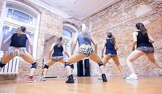 Музыка: Самцу осталось лишь снять штаны и трахать девок по очереди, порно видео