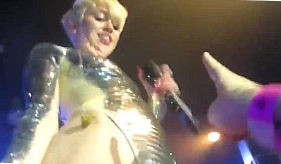 Музыка: На татуированная шлюшка показала на что может, порно видео